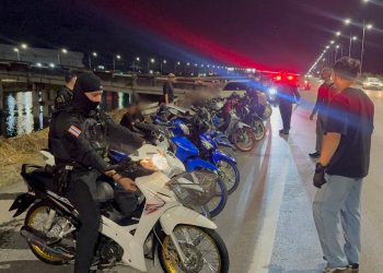 ตำรวจบางพลี มอบของขวัญวันแม่ เปิดยุทธการปิดคลองส่งน้ำปราบเด็กแว้นคืนถนนให้ประชาชน ขณะที่ รอง ผกก ถูกเด็กแว้นพุ่งชนจนได้รับบาดเจ็บ