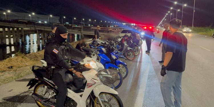 ตำรวจบางพลี มอบของขวัญวันแม่ เปิดยุทธการปิดคลองส่งน้ำปราบเด็กแว้นคืนถนนให้ประชาชน ขณะที่ รอง ผกก ถูกเด็กแว้นพุ่งชนจนได้รับบาดเจ็บ