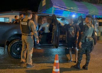 กาญจนบุรี – รวบพม่าขนแรงงานเพื่อนร่วมชาติคาด่านน้ำเกิ๊ก สารภาพได้ค่าจ้าง 2 พัน ส่วนแรงงานที่เหลือรับยังไม่รู้จุดหมายปลายทาง ต้องรอให้นายหน้านำพาไป