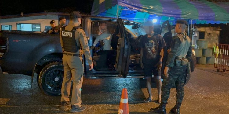 กาญจนบุรี – รวบพม่าขนแรงงานเพื่อนร่วมชาติคาด่านน้ำเกิ๊ก สารภาพได้ค่าจ้าง 2 พัน ส่วนแรงงานที่เหลือรับยังไม่รู้จุดหมายปลายทาง ต้องรอให้นายหน้านำพาไป