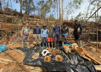 กาญจนบุรี – สุดท้ายก็ไม่รอดลักขุดทองคำ! จนท.อุทยานฯ ทหาร ตำรวจ ตชด.ปลอมตัวเป็นชาวบ้าน เดินบุกป่าลุยเขา ตามตะครุบ 4 ผู้ต้องหาชาวพม่า-กะเหรี่ยง-มอญ หลังกล้องวงจรปิดจับภาพลอบขุดดินร่อนหาแร่ทองคำ พื้นที่ลุ่มน้ำชั้น 1 A เจอ 5 ข้อหาหนัก
