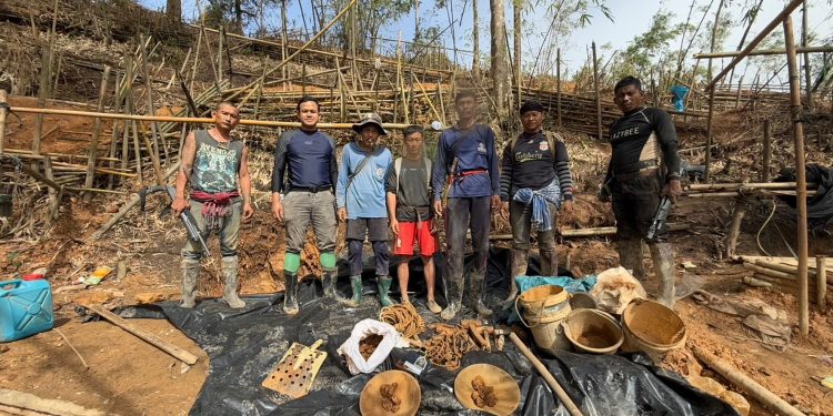 กาญจนบุรี - สุดท้ายก็ไม่รอดลักขุดทองคำ! จนท.อุทยานฯ ทหาร ตำรวจ ตชด.ปลอมตัวเป็นชาวบ้าน เดินบุกป่าลุยเขา ตามตะครุบ 4 ผู้ต้องหาชาวพม่า-กะเหรี่ยง-มอญ หลังกล้องวงจรปิดจับภาพลอบขุดดินร่อนหาแร่ทองคำ พื้นที่ลุ่มน้ำชั้น 1 A เจอ 5 ข้อหาหนัก 12 กาญจนบุรี – สุดท้ายก็ไม่รอดลักขุดทองคำ! จนท.อุทยานฯ ทหาร ตำรวจ ตชด.ปลอมตัวเป็นชาวบ้าน เดินบุกป่าลุยเขา ตามตะครุบ 4 ผู้ต้องหาชาวพม่า-กะเหรี่ยง-มอญ หลังกล้องวงจรปิดจับภาพลอบขุดดินร่อนหาแร่ทองคำ พื้นที่ลุ่มน้ำชั้น 1 A เจอ 5 ข้อหาหนัก