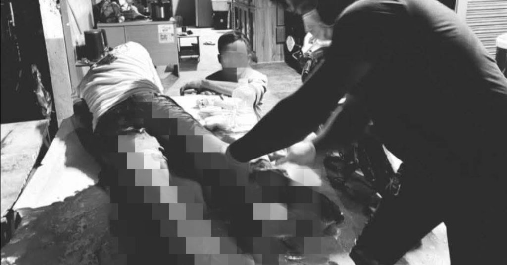 มีรายงานล่าสุดว่า มีทหารคลุ้มคลั่งจากแนวหน้า 1 นาย คาดเกิดจากความเครียดฯ จึงใช้อาวุธ M16 ก่อเหตุยิงบ้านเรือนของชาวบ้านไป 12 นัด ในพื้นที่วัดบ้านเขือนแก้ว อ.กาบเชิง จ.สุรินทร์ ตามรายงานระบุว่า มีชาวบ้านได้รับบาดเจ็บ 2 ราย (เจ็บ 1 สาหัส 1) ลักษณะการแต่งกายผู้ก่อเหตุ ชุดดำครึ่งท่อน มีอาวุธอยู่ในมือ ใครพบเห็นแจ้งเจ้าหน้าที่ด่วน ฝากประชาชนอยู่ในพื้นที่ระวังตัวด้วย ขณะนี้จับตัวยังไม่ได้ 13 Talknews Online