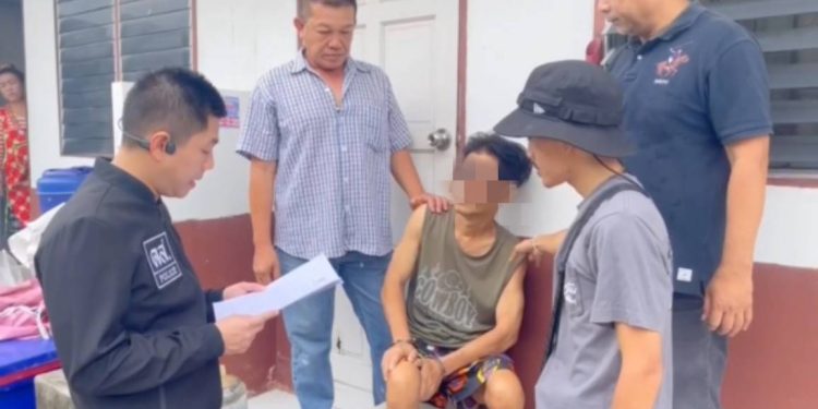 จับลุงหื่น! ล่อลวงเด็กป.6หน้าโรงเรียนไปกระทำชำเราที่บ้าน 12 จับลุงหื่น! ล่อลวงเด็กป.6หน้าโรงเรียนไปกระทำชำเราที่บ้าน