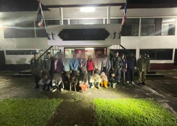 กาญจนบุรี – ต่างด้าวย่องเดินเท้าข้ามชายแดนกลางดึก สุดท้ายไม่รอด โดนรวบกลางป่า คืนเดียวจับได้ 2 คดี ผู้ต้องหา 22 คน