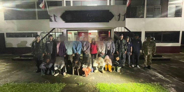 กาญจนบุรี – ต่างด้าวย่องเดินเท้าข้ามชายแดนกลางดึก สุดท้ายไม่รอด โดนรวบกลางป่า คืนเดียวจับได้ 2 คดี ผู้ต้องหา 22 คน