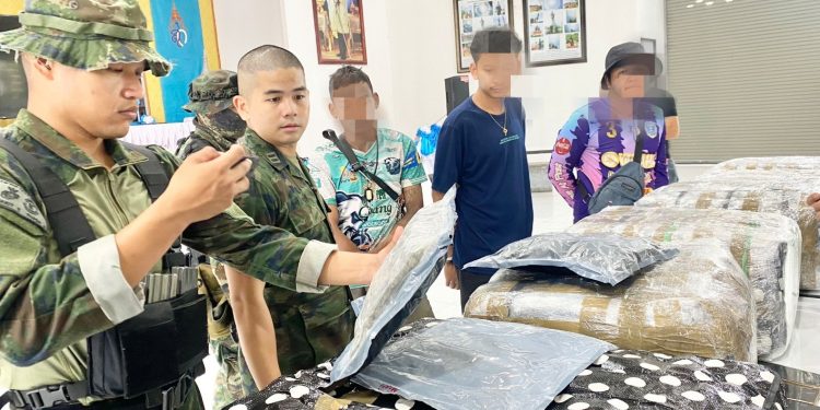 จ.ตราด นย.182 ผนึกกำลังฝ่ายปกครอง-ตำรวจ รวบ 3 คนไทย ขนกัญชา 73 ก.ก.ผ่านช่องทางธรรมชาติ ก่อนใช้รถซาเล้งขนย้าย