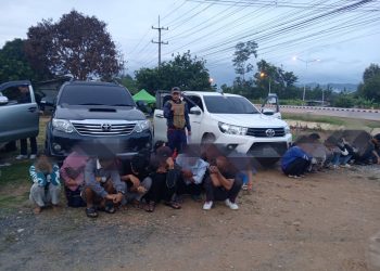 กาญจนบุรี – ไม่รอดไล่ล่าระทึก จนท.ฝ่ายปกครอง อ.ทองผาภูมิ ไล่ล่าขบวนการขนแรงงานเถื่อนข้ามอำเภอ ไกลร่วม 60 กม.รวบ 3 ผู้นำพา พร้อมแรงงานเถื่อน 36 ราย คนขับฟอร์จูนเนอร์ หนีรอด