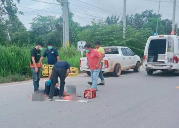 ชัยภูมิวงจรปิดจับภาพนาทีที่รถจยย.ชนกับรถกระบะร่างกระเด็นรอยระริ้ กระแทกพื้นเจ็บสาหัส