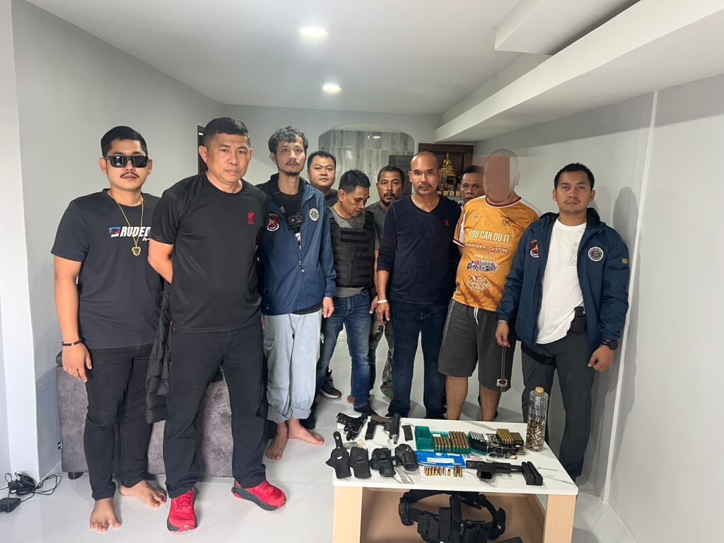 พังงา – ตำรวจจับหนุ่มอส.สำรอง หลังวางแผนล่อซื้อยาบ้า4000 เม็ด กลางถนนเพชรเกษมที่เขาหลัก พบครอบครองอาวุธปืนเพียบ 13 Talknews Online