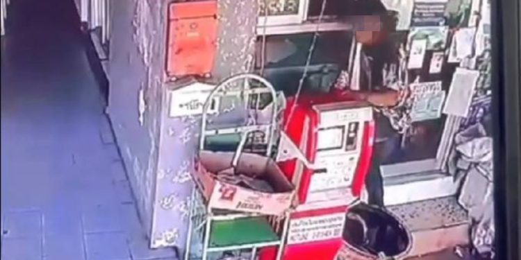 ปราจีนบุรี วงจรปิดจับภาพหนุ่มงัดร้านค้าลักเหล้า1โหลเงินสด2พัน