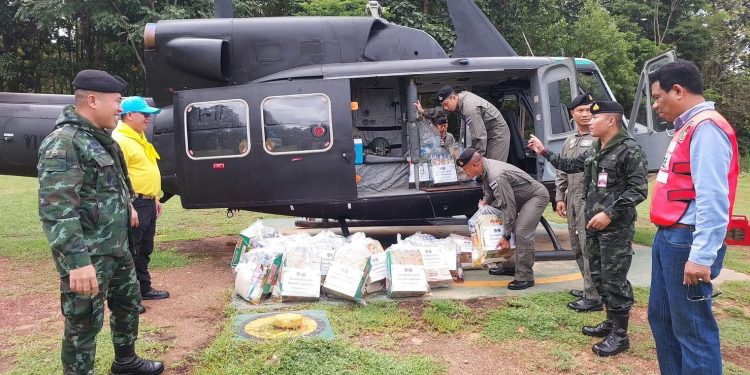 แม่ฮ่องสอนต้องใช้ ฮ ขนส่งสิ่งของบรรเทาทุกข์ไปยังหมู่บ้านอีกหลายแห่งที่เส้นทางยังถูกตัดขาด 12 แม่ฮ่องสอนต้องใช้ ฮ ขนส่งสิ่งของบรรเทาทุกข์ไปยังหมู่บ้านอีกหลายแห่งที่เส้นทางยังถูกตัดขาด