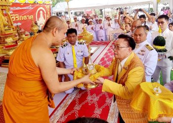 ดร.มหานิยม ประธานพิธีอัญเชิญพระบรมสารีริกธาตุ จากพุทธคยา อินเดีย มาประดิษฐานชั่วคราว วัดกระทู้ ภูเก็ต