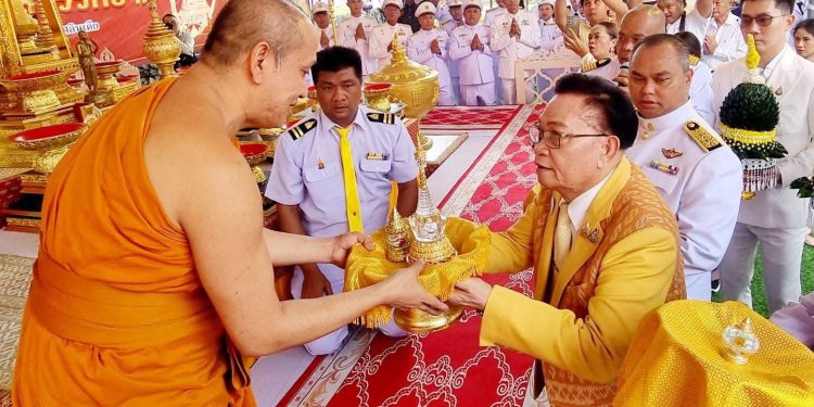 ดร.มหานิยม ประธานพิธีอัญเชิญพระบรมสารีริกธาตุ จากพุทธคยา อินเดีย มาประดิษฐานชั่วคราว วัดกระทู้ ภูเก็ต 12 ดร.มหานิยม ประธานพิธีอัญเชิญพระบรมสารีริกธาตุ จากพุทธคยา อินเดีย มาประดิษฐานชั่วคราว วัดกระทู้ ภูเก็ต