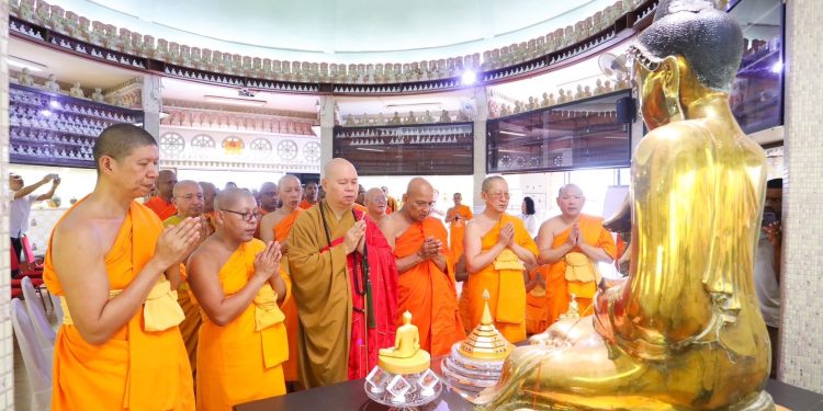 วัดพระธรรมกาย เชื่อมสังฆสัมพันธ์ ถวายพระบรมธาตุ แด่ พระสังฆนายกแห่งมาเลเซีย-สิงคโปร์ ฉลอง 130 ปี วัดพุทธมหาวิหาร 12 วัดพระธรรมกาย เชื่อมสังฆสัมพันธ์ ถวายพระบรมธาตุ แด่ พระสังฆนายกแห่งมาเลเซีย-สิงคโปร์ ฉลอง 130 ปี วัดพุทธมหาวิหาร