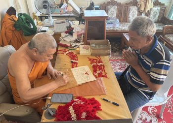 นครนายก – ชาวบ้านยกโฉนดที่ดินมาเจิมหลังขายได้ หอบกลับมาเจิมซ้ำ