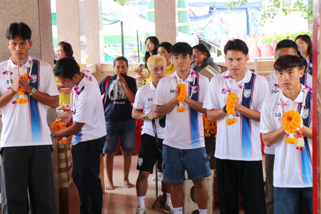 กาญจนบุรี – ถึงแล้วนักฟุตบอลทีมชาติไทย!! เดินทางถึงจังหวัดกาญจนบุรี แล้ว เพื่อเตรียมสู้ศึก king's Cup ครั้งที่ 51 ระหว่างวันที่ 1-9 กันยายน 2568 ณ สนามกีฬากลางจังหวัดกาญจนบุรี (สนามกลีบบัว) 13 Talknews Online