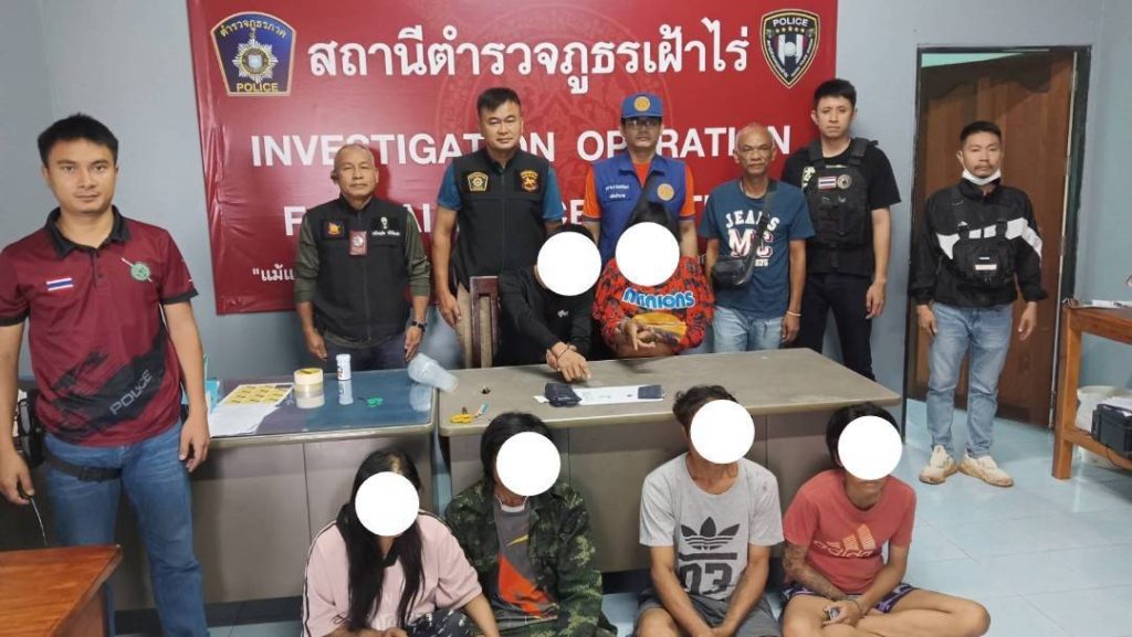 หนองคาย-รวบตระปบคามุ้ง ตร.ชุดสืบสวน สภ.เฝ้าไร่ สนธิกำลังกับฝ่ายปกครองทะลายแหล่งมั่วสุมเสพยาเสพติดและจำหน่ายยาเสพติด ในเขตพื้นที่ รวบผู้ต้องหา 6 คน 13 Talknews Online