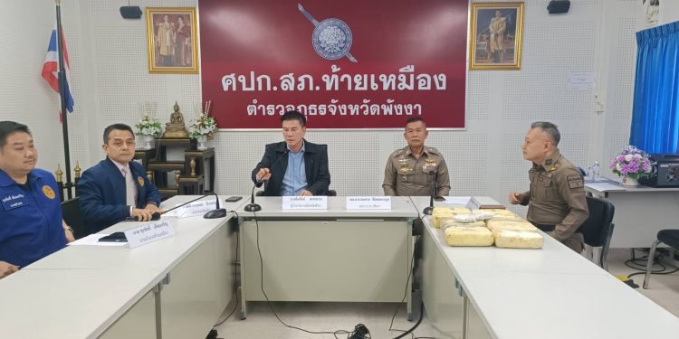 พังงา-ตำรวจสืบสวนสภ.ท้ายเหมืองบุกจับ 2 หนุ่ม พร้อมยาบ้ากว่าแสนเม็ด กลางดึกในตำบลลำแก่น 12 พังงา-ตำรวจสืบสวนสภ.ท้ายเหมืองบุกจับ 2 หนุ่ม พร้อมยาบ้ากว่าแสนเม็ด กลางดึกในตำบลลำแก่น