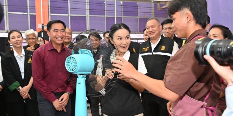 รมว.ศธ. นฤมล สั่งการ อาชีวะ จัด Fix It Center ลงพื้นที่ช่วยเหลือผู้ประสบภัยน้ำท่วม – ตั้งครัวอาชีวะ ดูแลชุมชน-โรงเรียนที่ได้รับผลกระทบ