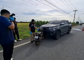 ปทุมธานี ผช.ผญบ.จะไปทำงาน ขับ จยย.ออกจากบ้านตัดหน้ารถกระบะชนดับ