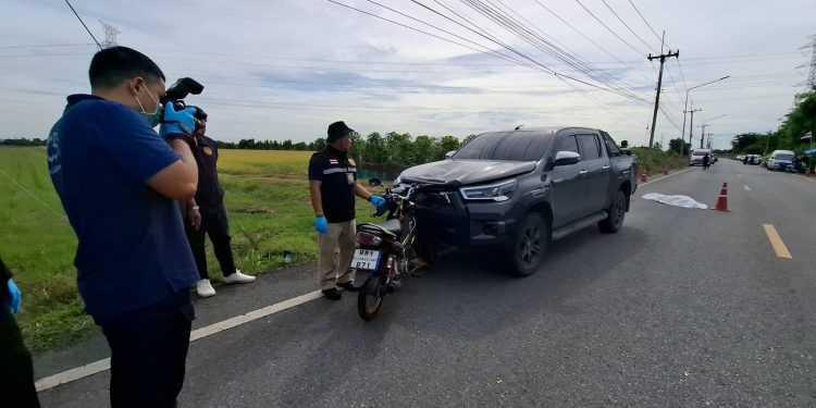 ปทุมธานี ผช.ผญบ.จะไปทำงาน ขับ จยย.ออกจากบ้านตัดหน้ารถกระบะชนดับ