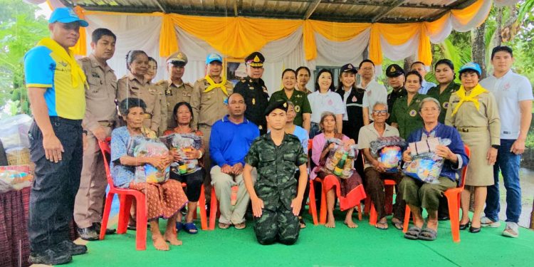 (สุรินทร์) ผบ.มทบ.25 มอบบ้านให้กับครอบครัว ทหารกองประจำการ เพื่อถวายเป็นพระราชกุศลฯ เฉลิมพระเกียรติพระชนพรรษา พระบาทสมเด็จพระเจ้าอยู่หัว และสมเด็จพระบรมราชินี 12 (สุรินทร์) ผบ.มทบ.25 มอบบ้านให้กับครอบครัว ทหารกองประจำการ เพื่อถวายเป็นพระราชกุศลฯ เฉลิมพระเกียรติพระชนพรรษา พระบาทสมเด็จพระเจ้าอยู่หัว และสมเด็จพระบรมราชินี