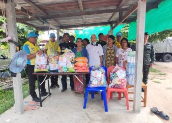 (สุรินทร์)จิตอาสาพระราชทาน มณฑลทหารบกที่ 25 มอบถุงยังชีพ และสิ่งของจำเป็นให้ประชาชนที่ได้รับผลกระทบจากเหตุการณ์ปะทะ ในพื้นที่ชายแดนไทย – กัมพูชา