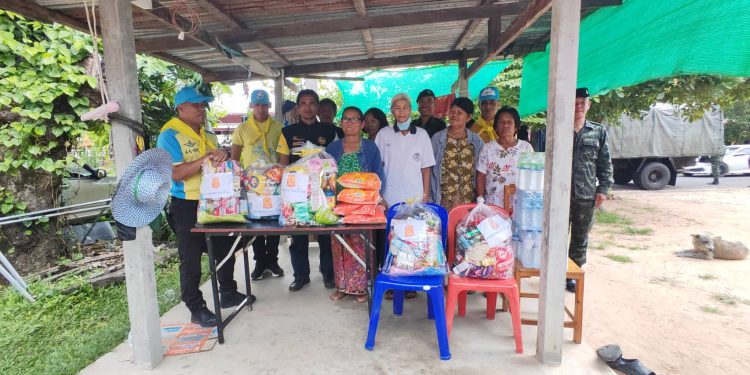 (สุรินทร์)จิตอาสาพระราชทาน มณฑลทหารบกที่ 25 มอบถุงยังชีพ และสิ่งของจำเป็นให้ประชาชนที่ได้รับผลกระทบจากเหตุการณ์ปะทะ ในพื้นที่ชายแดนไทย – กัมพูชา