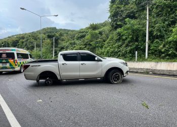 อย่าประมาท !!! ฝนตก กระบะสี่ประตู เสียหลักหมุนกลางถนน บริเวณทางเข้าบ้านเขาพลึง ต.ห้วยไร่ อ.เด่นชัย ไม่มีผู้ได้รับบาดเจ็บ