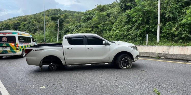 อย่าประมาท !!! ฝนตก กระบะสี่ประตู เสียหลักหมุนกลางถนน บริเวณทางเข้าบ้านเขาพลึง ต.ห้วยไร่ อ.เด่นชัย ไม่มีผู้ได้รับบาดเจ็บ