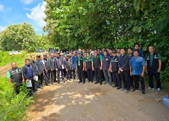 ชาวบ้าน 3 ตำบล “แห่ต้อนรับ” คณะกธจ.แพร่ ขณะลงพท. สอดส่องโครงการ