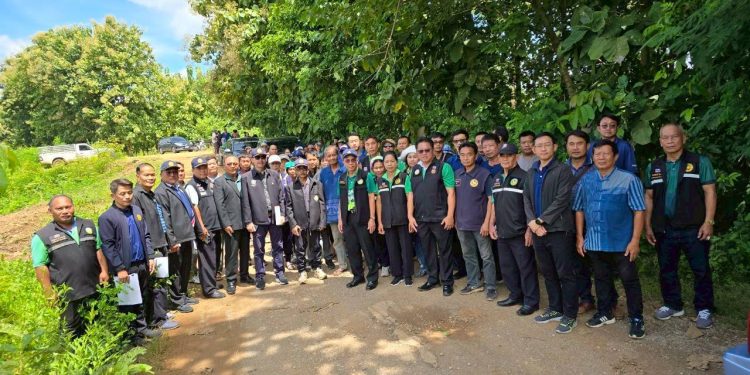 ชาวบ้าน 3 ตำบล “แห่ต้อนรับ” คณะกธจ.แพร่ ขณะลงพท. สอดส่องโครงการ