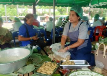 สกลนคร หลวงปู่อว้านมอบให้ศิษย์สายบุญทำข้าวต้มมัดส่งให้ทหารชายแดน