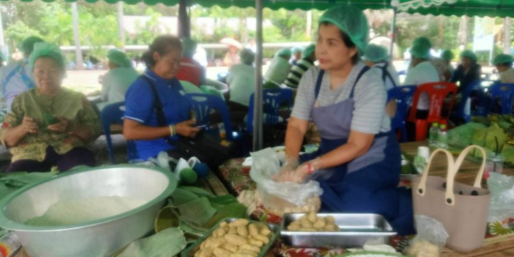 สกลนคร หลวงปู่อว้านมอบให้ศิษย์สายบุญทำข้าวต้มมัดส่งให้ทหารชายแดน 12 สกลนคร หลวงปู่อว้านมอบให้ศิษย์สายบุญทำข้าวต้มมัดส่งให้ทหารชายแดน