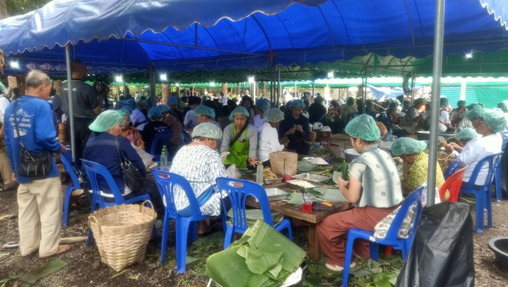 สกลนคร หลวงปู่อว้านมอบให้ศิษย์สายบุญทำข้าวต้มมัดส่งให้ทหารชายแดน 13 Talknews Online