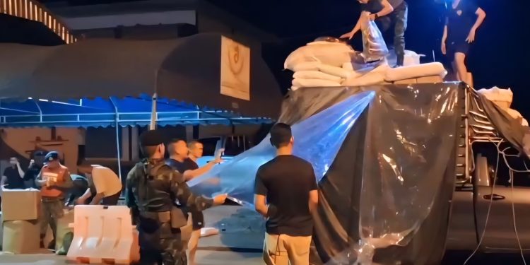 กาญจนบุรี / จับอีกแล้วลอบขนบุหรี่เถื่อนกลางดึก!! ทหาร ฉก.ลาดหญ้า กกล.สุรสีห์ สนธิกำลังสกัดจับหนุ่มขับกระบะคอกลอบขนบุหรี่เถื่อน มูลค่าเปรียบเทียบปรับกว่า 4 ล้านบาท