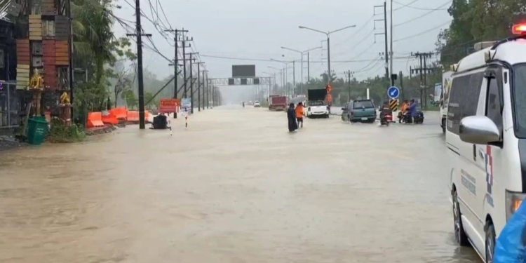พังงา ด่วนฝนตกหนักน้ำรอระบายไหลท่วมถนนเพชรเกษมสายตะกั่วป่า-ท้ายเหมือง หมวดทางหลวงเร่งติดตั้งป้ายเตือน รถเล็กวิ่งได้ 1 ช่องทางจราจร