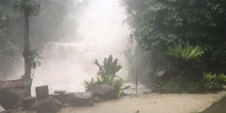 พังงา ประกาศอุทยานแห่งชาติเขาลำปี-หาดท้ายเหมือง ปิดแหล่งท่องเที่ยวประเภทน้ำตกในพื้นที่อุทยาน อุทยานแห่งชาติเขาลำปี-หาดท้ายเหมืองเป็นการชั่วคราวเพื่อเฝ้าระวังสถานการณ์ภัยพิบัติทางธรรมชาติ