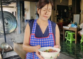 นครนายก – เตี่ยวเนื้อเตาฟืน หม้อดำไม่ต้องขัด เรียกลูกค้าเข้าร้านดี