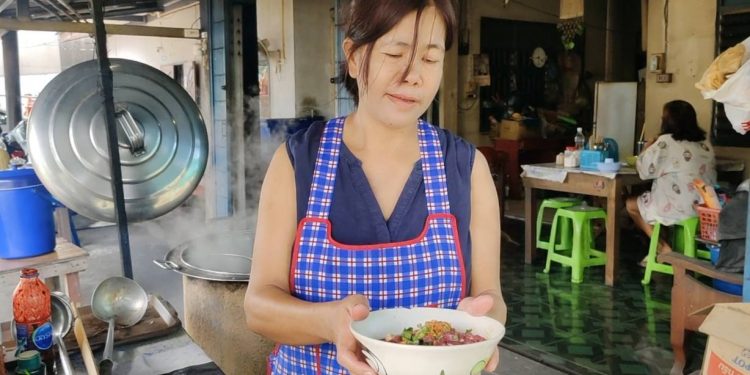 นครนายก - เตี่ยวเนื้อเตาฟืน หม้อดำไม่ต้องขัด เรียกลูกค้าเข้าร้านดี 12 นครนายก – เตี่ยวเนื้อเตาฟืน หม้อดำไม่ต้องขัด เรียกลูกค้าเข้าร้านดี