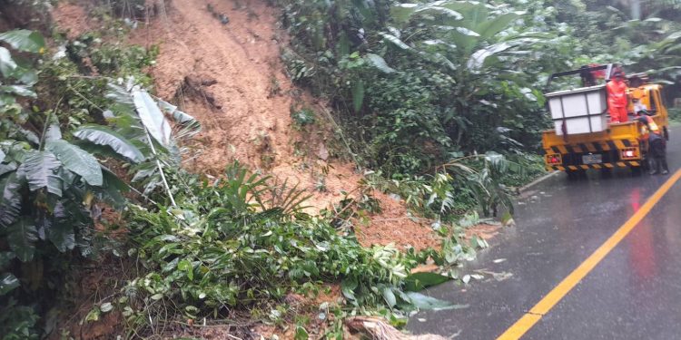 พังงา แขวงทางหลวงจังหวัดพังงาเร่งเข้าเกียร์เส้นทางหลวงหมายเลข 4 ตอน คลองบางดินสอ – นาเหนือ ที่ กม.895+790 ถึง 895+800