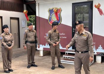 อบอุ่นใจกลางเมืองน่าน ผู้การฯ น่าน ลงพื้นที่ตรวจเยี่ยมตำรวจท่องเที่ยวหลังน้ำท่วมใหญ่ พร้อมมอบ ตู้เย็นใหม่ เอาไว้แช่น้ำเย็นบริการนักท่องเที่ยวที่วัดภูมินทร์