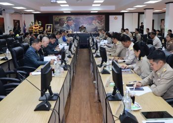 พระบาทสมเด็จพระเจ้าอยู่หัว ทรงพระกรุณาโปรดเกล้าโปรดกระหม่อมให้ นายพลากร สุวรรณรัฐ องคมนตรี นายกมูลนิธิราชประชานุเคราะห์ ในพระบรมราชูปถัมภ์ เชิญสิ่งของพระราชทานมอบแก่ประชาชนผู้ประสบอุทกภัย และเชิญสิ่งของพระราชทานสำหรับเด็ก ณ จังหวัดแม่ฮ่องสอน