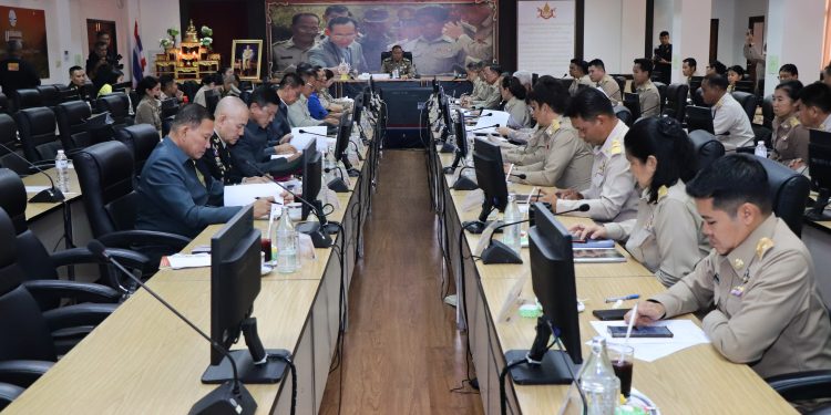 พระบาทสมเด็จพระเจ้าอยู่หัว ทรงพระกรุณาโปรดเกล้าโปรดกระหม่อมให้ นายพลากร สุวรรณรัฐ องคมนตรี นายกมูลนิธิราชประชานุเคราะห์ ในพระบรมราชูปถัมภ์ เชิญสิ่งของพระราชทานมอบแก่ประชาชนผู้ประสบอุทกภัย และเชิญสิ่งของพระราชทานสำหรับเด็ก ณ จังหวัดแม่ฮ่องสอน