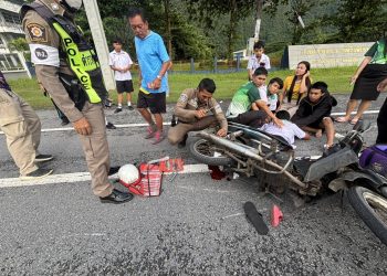 พังงา นาทีระทึกเจ้าหน้าที่กู้ภัยแพทย์เจ้าหน้าที่ตำรวจช่วยเหลือเด็กนักเรียน 13 ปีล้มรถจักรยานยนต์เท้าด้านซ้ายเข้าไปติดในล้อเจ้าหน้าที่ต้องถอดล้อรถเพื่อนำเท้าออกมา