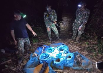 กาญจนบุรี – จนท.บุกป่าเดินเขาปลอมตัวเป็นชาวบ้าน 3 วัน 2 คืน ดักตะครุบ แก๊งลักลอบขุดดินร่อนแร่ทองคำ หลังกล้องวงจรปิดส่งสัญญาณความเคลื่อนไหว สุดท้ายทิ้งของวิ่งป่าราบอาศัยความมืดหลบหนีไปได้