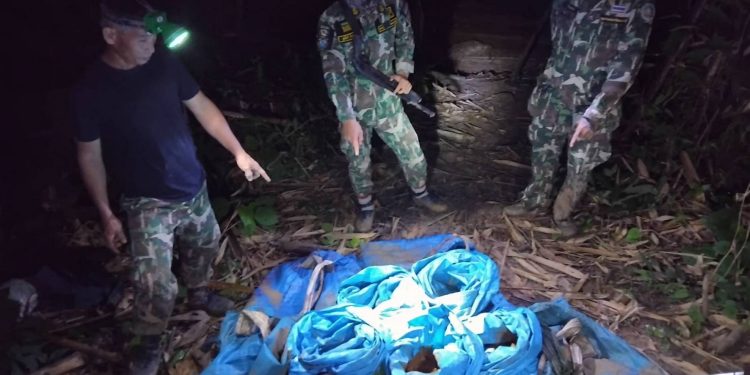 กาญจนบุรี – จนท.บุกป่าเดินเขาปลอมตัวเป็นชาวบ้าน 3 วัน 2 คืน ดักตะครุบ แก๊งลักลอบขุดดินร่อนแร่ทองคำ หลังกล้องวงจรปิดส่งสัญญาณความเคลื่อนไหว สุดท้ายทิ้งของวิ่งป่าราบอาศัยความมืดหลบหนีไปได้