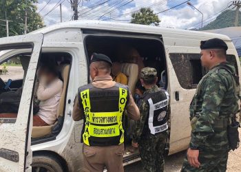 กาญจนบุรี – ยิ่งจับยิ่งเข้าชาวต่างด้าวเมียนมา! ฝ่ายปกครองอำเภอทองผาภูมิ สะกดรอยตู้ฟิล์มทึบ คนขับไหวตัวทันซิ่งหนีเข้าสวนปาล์ม สุดท้ายรถติดหล่มจอดทิ้งวิ่งหลบหนีไปได้ ส่วนต่างด้าวเข้ามาเพื่อขายแรงงานไม่รู้เส้นทางสุดท้ายยอมมอบตัว