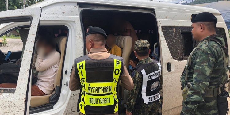 กาญจนบุรี – ยิ่งจับยิ่งเข้าชาวต่างด้าวเมียนมา! ฝ่ายปกครองอำเภอทองผาภูมิ สะกดรอยตู้ฟิล์มทึบ คนขับไหวตัวทันซิ่งหนีเข้าสวนปาล์ม สุดท้ายรถติดหล่มจอดทิ้งวิ่งหลบหนีไปได้ ส่วนต่างด้าวเข้ามาเพื่อขายแรงงานไม่รู้เส้นทางสุดท้ายยอมมอบตัว